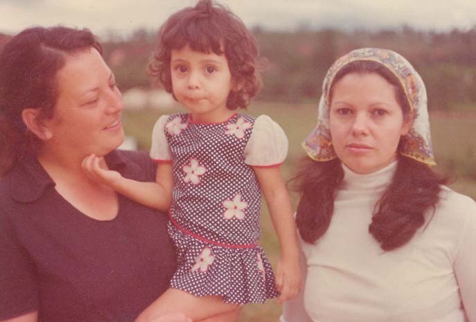 Dulce Jacquelina Guimares Medeiros com a sobrinha Ndia Jacqueline de Souza Guimares no colo e Carmozina Rosa Souza Guimares.