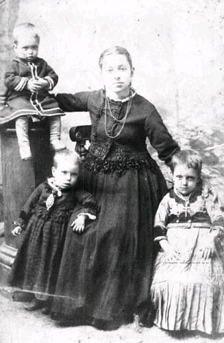 Ana Ramos Almeida e os filhos Zulmiro Ramos Almeida, Gertrudes Ramos Almeida e Laurentina Ramos Almeida