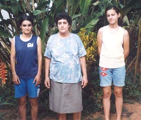 Joana D'arc Medeiros (Darquinha) entre as filhas Maria de Lourdes Ferreira e Poliana Aparecida Ferreira