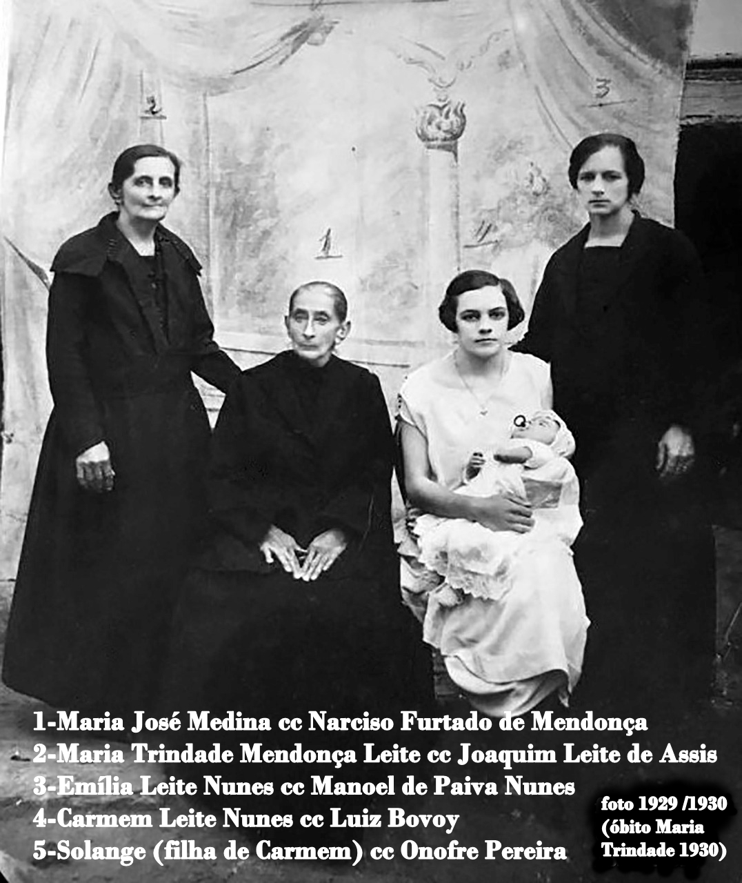 foto tirada mais ou menos em 1929, pois Maria da Trindade faleceu em abril de 1930, e o bebe que est no colo aparenta uns 4/5 meses