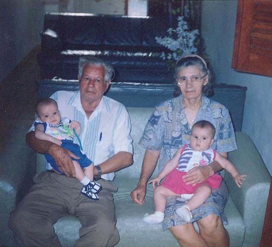 Casal Silas Gusmo e Adalvina da Silva com netos