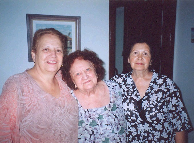 Maria da Conceio Guimares (Pituca) entre as sobrinhas Dulce Jacquelina Guimares Medeiros e Maria Antonieta Guimares Silva