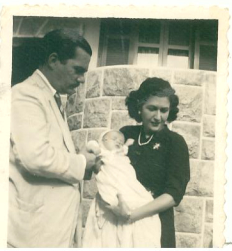 Dia do Batizado de Luiz Carlos Diniz Caldeira Brant em 1952 na porta do prdio da Rua Teixeira de Melo 10 em Ipanema.