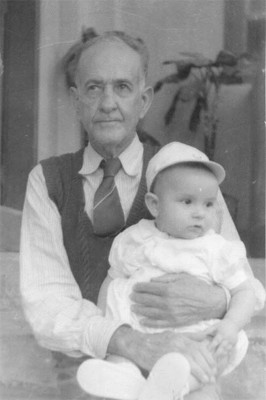 Francisco Nominato de vila e o neto Mrcio de vila Rodrigues em 1954
