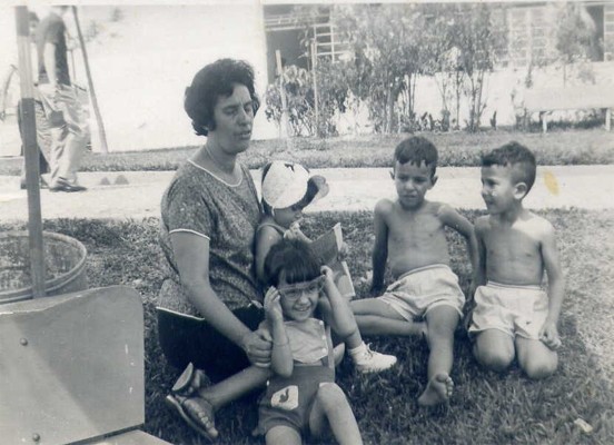 Genny de vila Rodrigues e os filhos em Belo Horizonte, aprox. 1964
