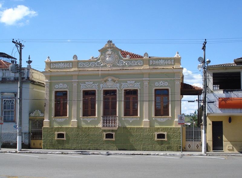 Casa onde residiram Accio Ribeiro de Oliveira e Silva e Ambrosina Lamounier Ribeiro de Oliveira, Oliveira MG. Construo de 1918.