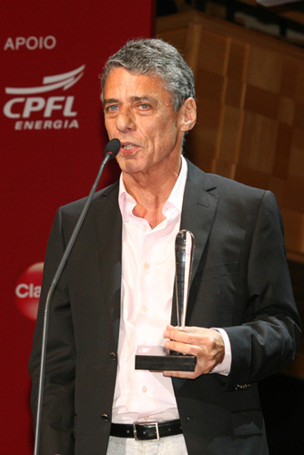 Chico Buarque recebendo o seu prmio de melhor livro na 5 edio do prmio BRAVO! Prime de Cultura em 2009.