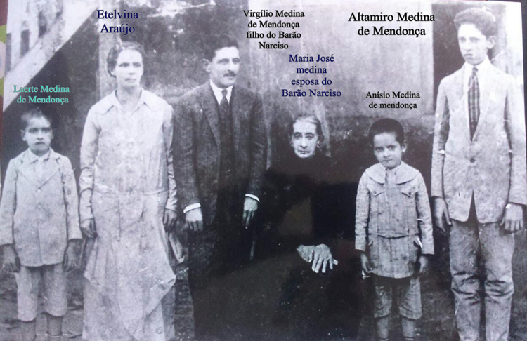 Maria Jos Medina, seu filho Virglio Medina de Mendona, a nora Etelvina Araujo e os netos Laerte Medina de Mendona, Anisio Medina de Mendona e Altamiro Medina de Mendona